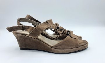 Sandale ouvert compensées en daim couleur taupe Très bon état - 25,00 € Sandale ouvert compensées en daim couleur taupe Très bon état N/A reconditionné disponible sur Claquettes Market