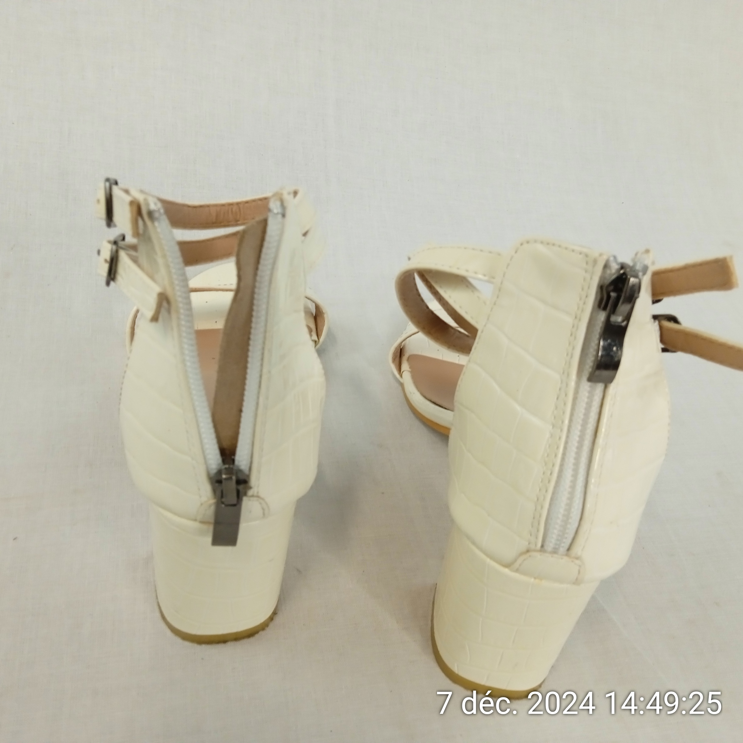 Voir photo 6 de Sandales à talon carré 7 cm effet croco avec bride T. 38 neuf Sandales à talon carré 7 cm effet croco avec bride T. 38 neuf Parfait état reconditionné photo 6