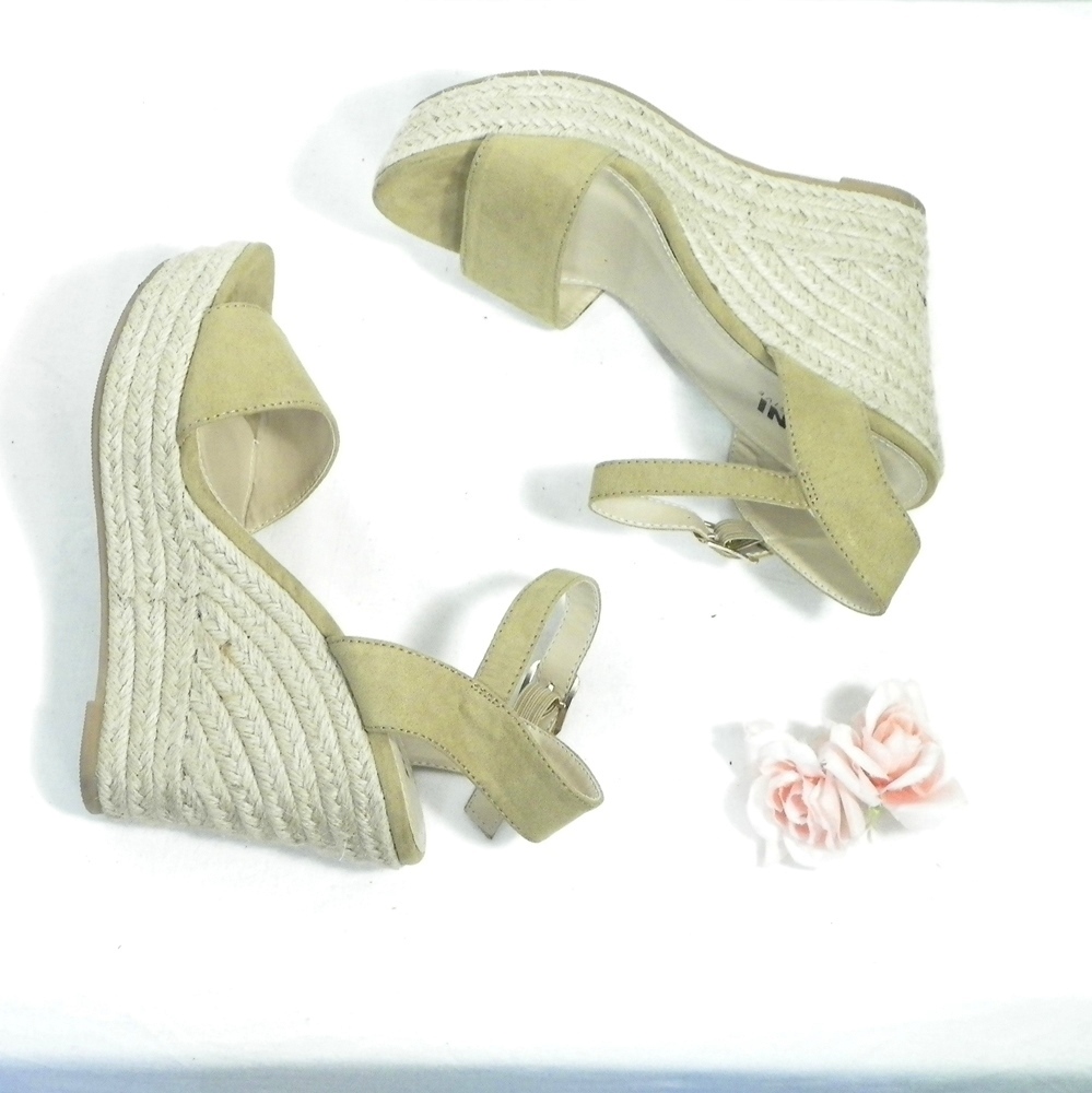 Voir photo 2 de Sandales à talon compensé Beige BENINI EXCLUSIVE 36 Sandales à talon compensé Beige BENINI EXCLUSIVE 36 Bon état reconditionné photo 2
