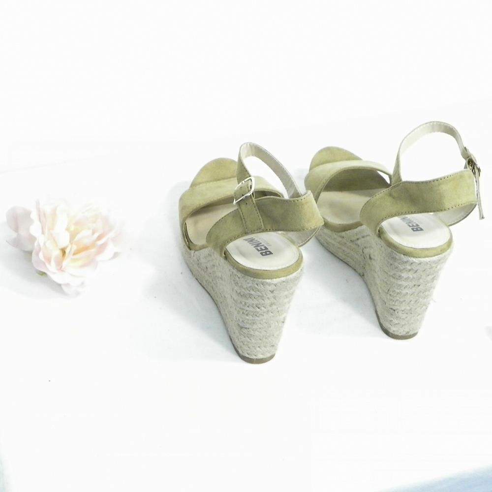 Voir photo 3 de Sandales à talon compensé Beige BENINI EXCLUSIVE 36 Sandales à talon compensé Beige BENINI EXCLUSIVE 36 Bon état reconditionné photo 3