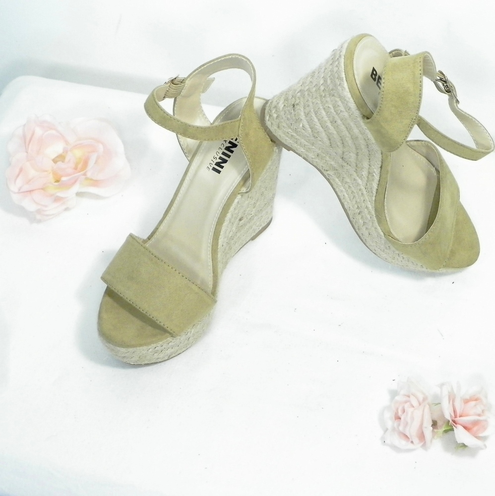 Sandales à talon compensé Beige BENINI EXCLUSIVE 36 Bon état - 12,00 € Sandales à talon compensé Beige BENINI EXCLUSIVE 36 Bon état reconditionné disponible sur Label Emmaüs