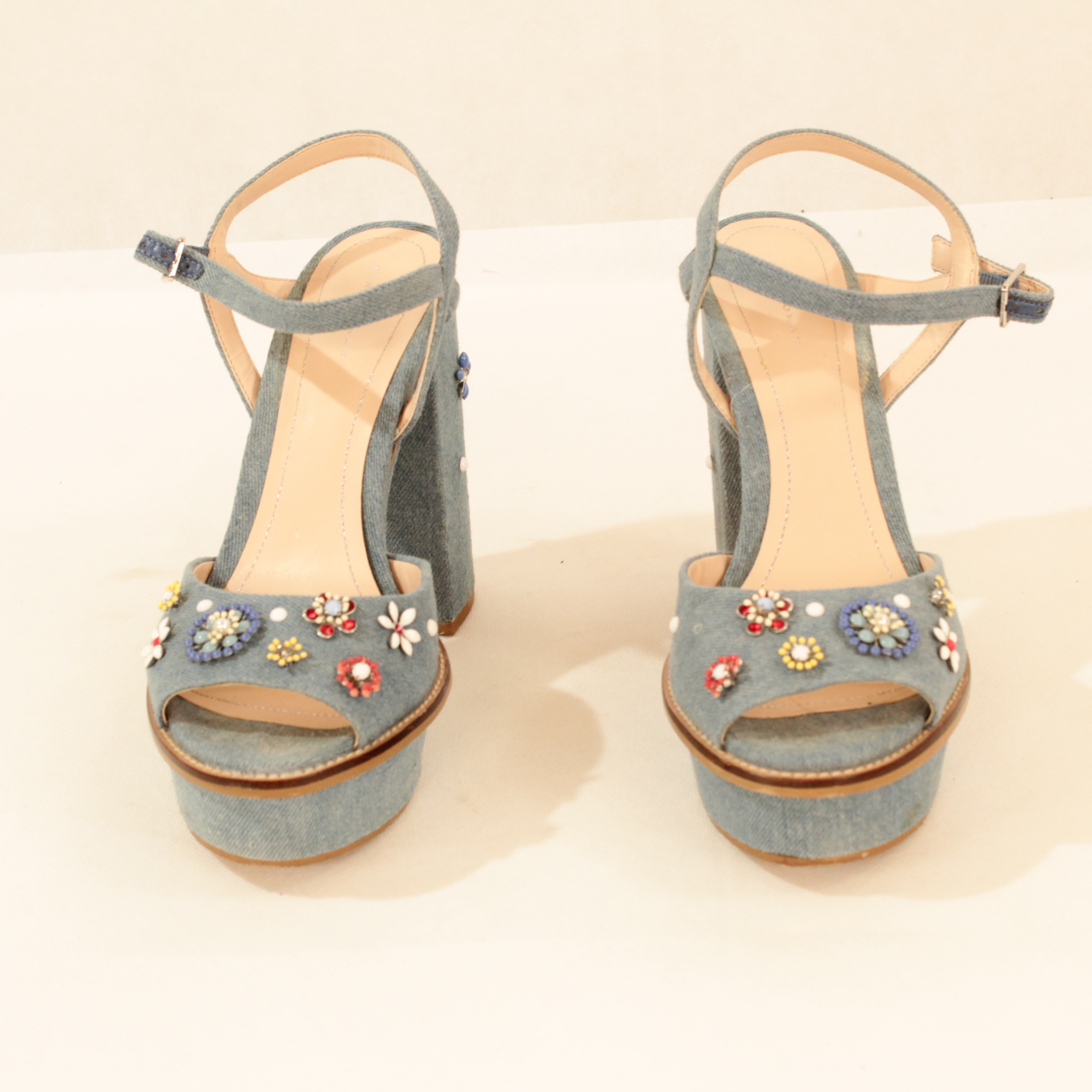 Acheter Sandales à talon - Zara Woman 39 État correct - 10,00 € Sandales à talon - Zara Woman 39 État correct reconditionné disponible sur Label Emmaüs