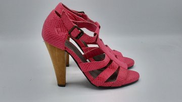 Sandales à talons fushia - 10,00 € Sandales à talons fushia reconditionné disponible sur Claquettes Market