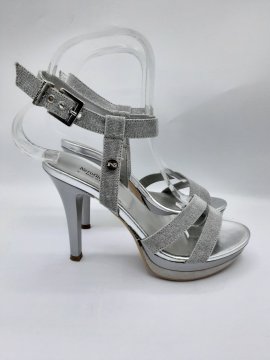 Acheter Sandales à talons NERO GIARDINI silver de seconde main - 25,00 € Sandales à talons NERO GIARDINI silver de seconde main N/A reconditionné disponible sur Claquettes Market