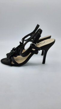 Sandales à talons noires - 10,00 € Sandales à talons noires reconditionné disponible sur Claquettes Market