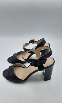 Acheter sandales à talons noires - 20,00 € sandales à talons noires reconditionné disponible sur Claquettes Market