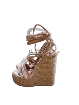 Sandales beige compensée de seconde main Parfait état - 15,00 € Sandales beige compensée de seconde main Parfait état N/A reconditionné disponible sur Claquettes Market