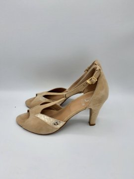 Sandales beige de seconde main Très bon état - 20,00 € Sandales beige de seconde main Très bon état Geox reconditionné disponible sur Claquettes Market