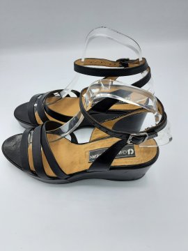Sandales Charles Jourdan compensées noires de seconde main Très bon état - 35,00 € Sandales Charles Jourdan compensées noires de seconde main Très bon état Geox reconditionné disponible sur Claquettes Market