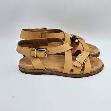 Acheter Sandales Clarks marron clair de seconde main - 30,00 € Sandales Clarks marron clair de seconde main Clarks reconditionné disponible sur Claquettes Market