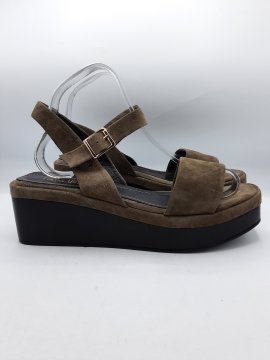 Sandales compensées COCO & ABRICOT taupe de seconde main Très bon état - 30,00 € Sandales compensées COCO & ABRICOT taupe de seconde main Très bon état N/A reconditionné disponible sur Claquettes Market