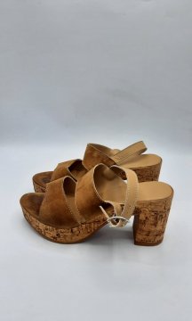 Sandales compensées cognac de seconde main Bon état - 20,00 € Sandales compensées cognac de seconde main Bon état N/A reconditionné disponible sur Claquettes Market