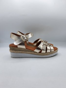 Sandales compensées EMILIE KARSTON gold de seconde main Très bon état - 30,00 € Sandales compensées EMILIE KARSTON gold de seconde main Très bon état N/A reconditionné disponible sur Claquettes Market