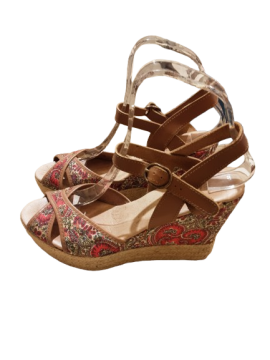 Sandales compensées Eram camel de seconde main - 15,00 € Sandales compensées Eram camel de seconde main reconditionné disponible sur Claquettes Market