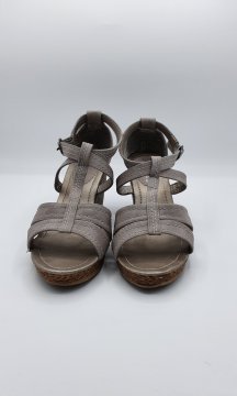 Sandales compensées gris seconde main État correct - 15,00 € Sandales compensées gris seconde main État correct Camaïeu reconditionné disponible sur Claquettes Market