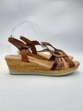 Sandales compensées JORDANA camel de seconde main Très bon état - 25,00 € Sandales compensées JORDANA camel de seconde main Très bon état N/A reconditionné disponible sur Claquettes Market