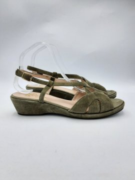 Sandales compensées KESS kaki de seconde main Très bon état - 35,00 € Sandales compensées KESS kaki de seconde main Très bon état N/A reconditionné disponible sur Claquettes Market