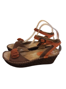 Sandales compensées marron et orange de seconde main Bon état - 15,00 € Sandales compensées marron et orange de seconde main Bon état TBS (TBS) reconditionné disponible sur Claquettes Market