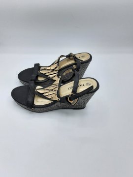 Sandales compensées noir de seconde main Bon état - 25,00 € Sandales compensées noir de seconde main Bon état Geox reconditionné disponible sur Claquettes Market