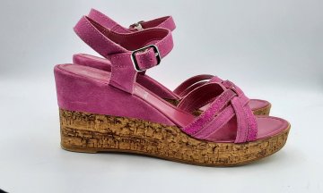 Sandales compensées rose fushia de seconde main Très bon état - 15,00 € Sandales compensées rose fushia de seconde main Très bon état N/A reconditionné disponible sur Claquettes Market