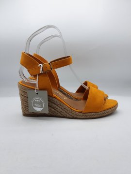 Sandales compensées TAMARIS jaunes de seconde main Parfait état - 25,00 € Sandales compensées TAMARIS jaunes de seconde main Parfait état Tamaris reconditionné disponible sur Claquettes Market