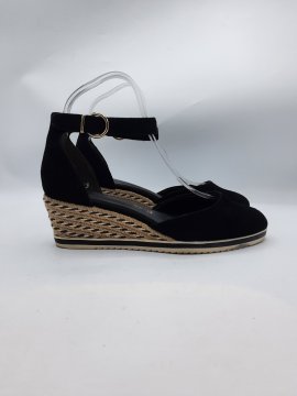 Sandales compensées TAMARIS noires de seconde main Très bon état - 35,00 € Sandales compensées TAMARIS noires de seconde main Très bon état Tamaris reconditionné disponible sur Claquettes Market