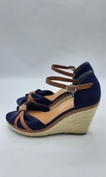 Sandales compensées Tom Taylor bleu de seconde main Bon état - 15,00 € Sandales compensées Tom Taylor bleu de seconde main Bon état N/A reconditionné disponible sur Claquettes Market