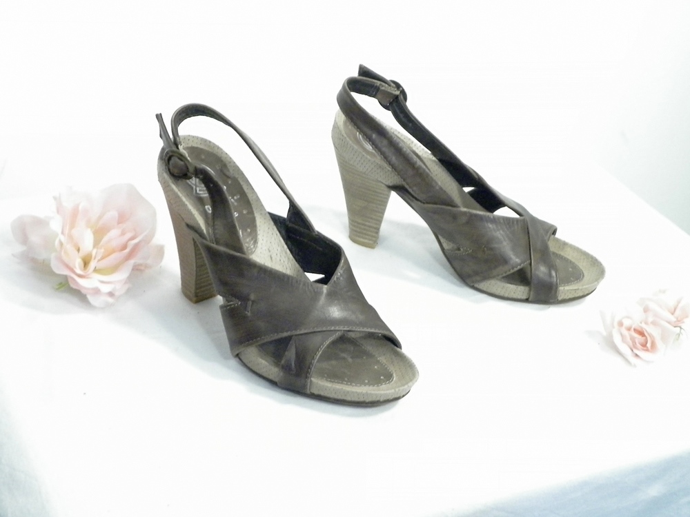 Sandales Femme Marron En Cuir ATRAI Pointure 37 Bon état - 14,40 € Sandales Femme Marron En Cuir ATRAI Pointure 37 Bon état reconditionné disponible sur Label Emmaüs