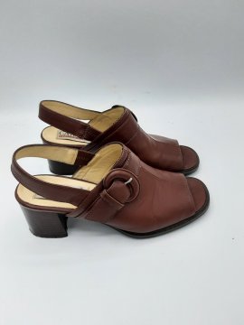 Sandales marron de seconde main Bon état - 10,00 € Sandales marron de seconde main Bon état N/A reconditionné disponible sur Claquettes Market