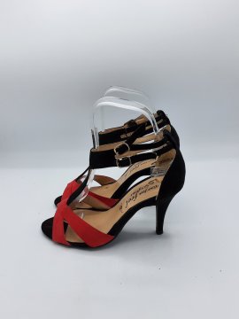 Sandales New Look noir et rouge de seconde main État correct - 25,00 € Sandales New Look noir et rouge de seconde main État correct New Look reconditionné disponible sur Claquettes Market