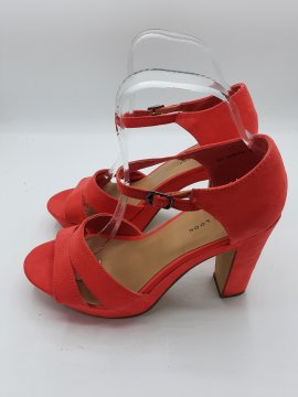 Sandales New Look rouge de seconde main Très bon état - 20,00 € Sandales New Look rouge de seconde main Très bon état New Look reconditionné disponible sur Claquettes Market