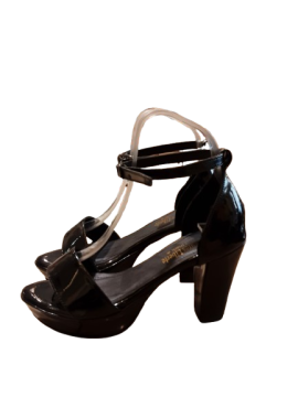 Sandales noir à talon de seconde main Parfait état - 15,00 € Sandales noir à talon de seconde main Parfait état N/A reconditionné disponible sur Claquettes Market