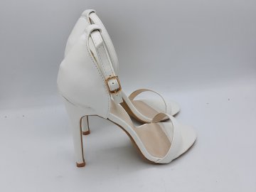 Sandales PRETTY LITTLE THING blanches de seconde main - 20,00 € Sandales PRETTY LITTLE THING blanches de seconde main reconditionné disponible sur Claquettes Market