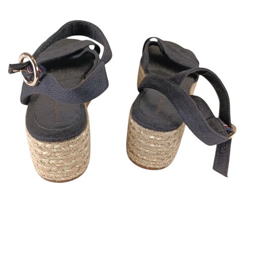 Sandales Tommy Hilfiger taille 38 Très bon état - 30,00 € Sandales Tommy Hilfiger taille 38 Très bon état reconditionné disponible sur Label Emmaüs
