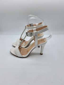 Acheter Sandales Unisa off white de seconde main - 30,00 € Sandales Unisa off white de seconde main Unisa reconditionné disponible sur Claquettes Market