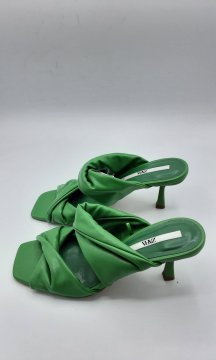 sandales vert Bon état - 17,00 € sandales vert Bon état Zara reconditionné disponible sur Claquettes Market