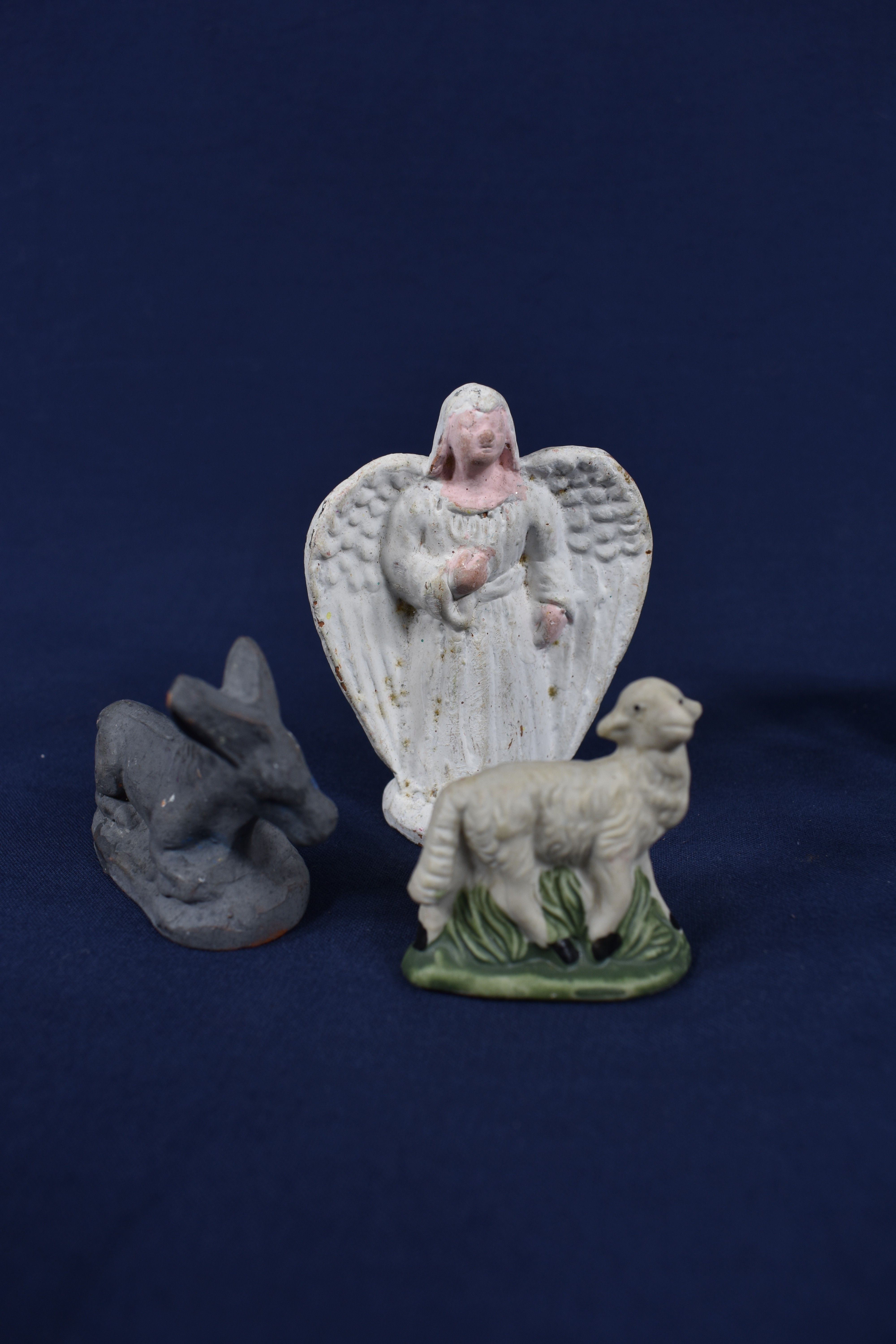 Voir photo 13 de Santons de Provence en porcelaine, 6 sujets, Marie, les Rois Mages, 2 bergers, 3 animaux âne, mouton et un ange et âne en terre cuite, peints à la main, hauteur 10 cm. Santons de Provence en porcelaine, 6 sujets, Marie, les Rois Mages, 2 bergers, 3 animaux âne, mouton et un ange et âne en terre cuite, peints à la main, hauteur 10 cm. Bon état reconditionné photo 13