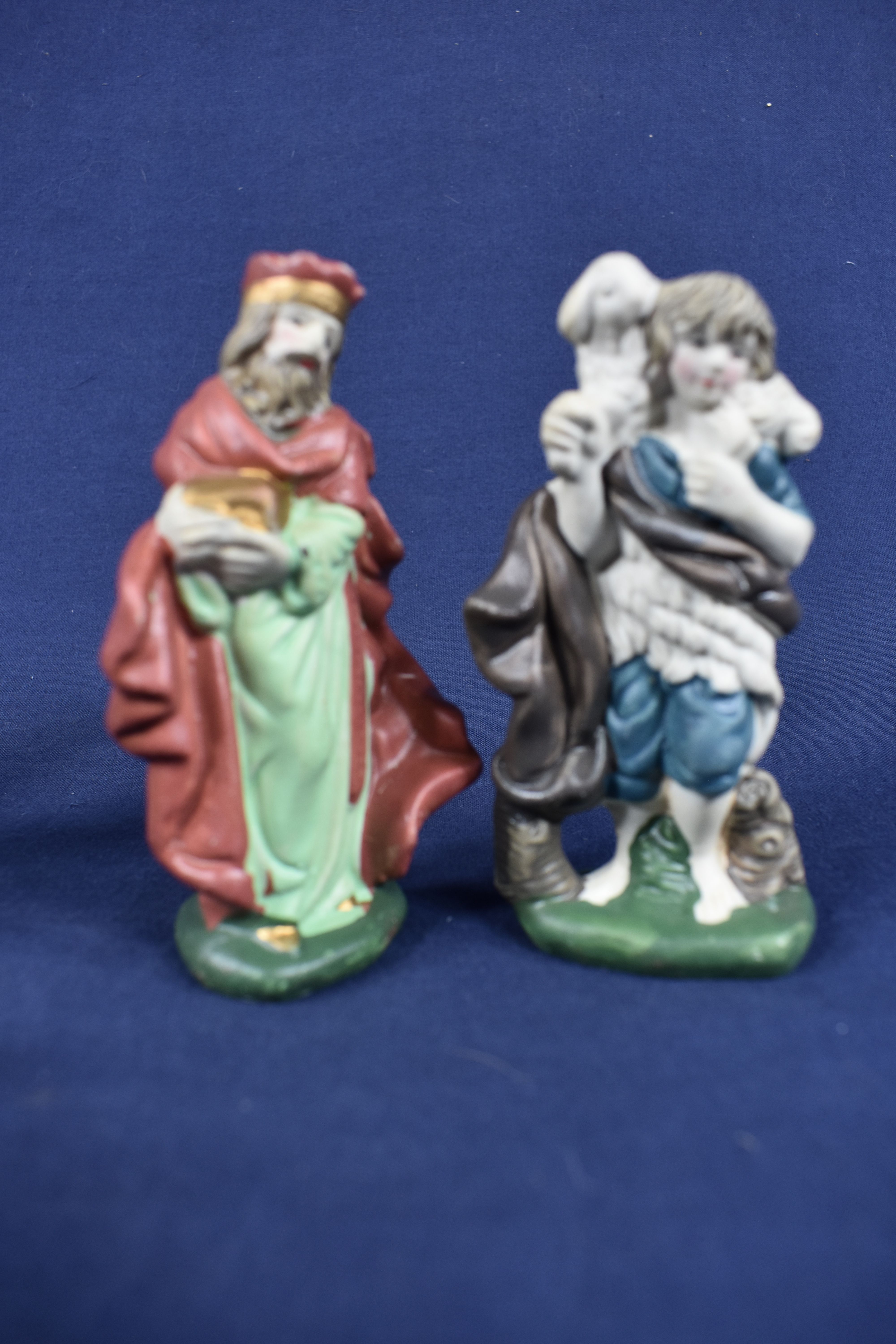 Voir photo 2 de Santons de Provence en porcelaine, 6 sujets, Marie, les Rois Mages, 2 bergers, 3 animaux âne, mouton et un ange et âne en terre cuite, peints à la main, hauteur 10 cm. Santons de Provence en porcelaine, 6 sujets, Marie, les Rois Mages, 2 bergers, 3 animaux âne, mouton et un ange et âne en terre cuite, peints à la main, hauteur 10 cm. Bon état reconditionné photo 2