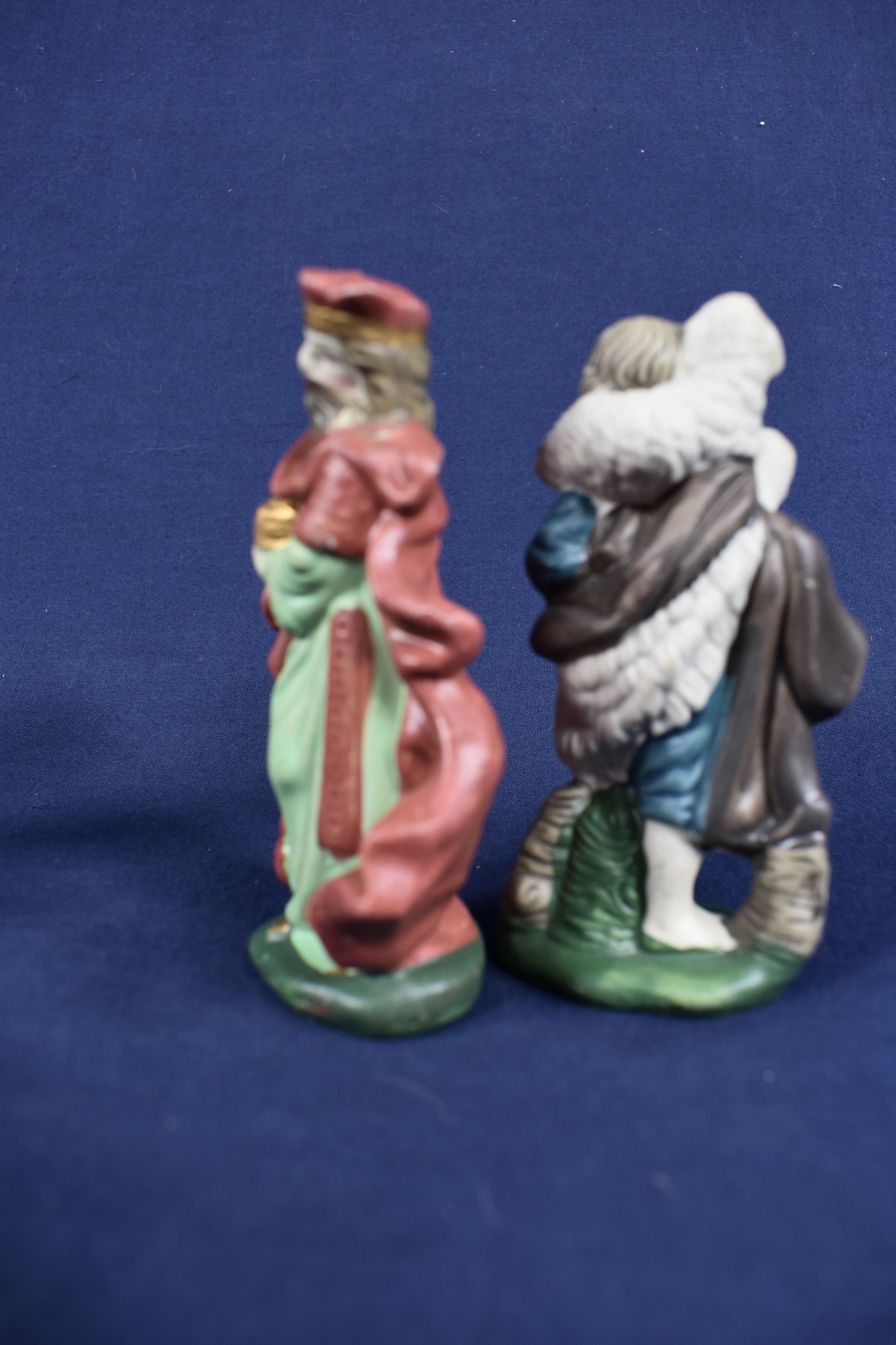 Voir photo 3 de Santons de Provence en porcelaine, 6 sujets, Marie, les Rois Mages, 2 bergers, 3 animaux âne, mouton et un ange et âne en terre cuite, peints à la main, hauteur 10 cm. Santons de Provence en porcelaine, 6 sujets, Marie, les Rois Mages, 2 bergers, 3 animaux âne, mouton et un ange et âne en terre cuite, peints à la main, hauteur 10 cm. Bon état reconditionné photo 3