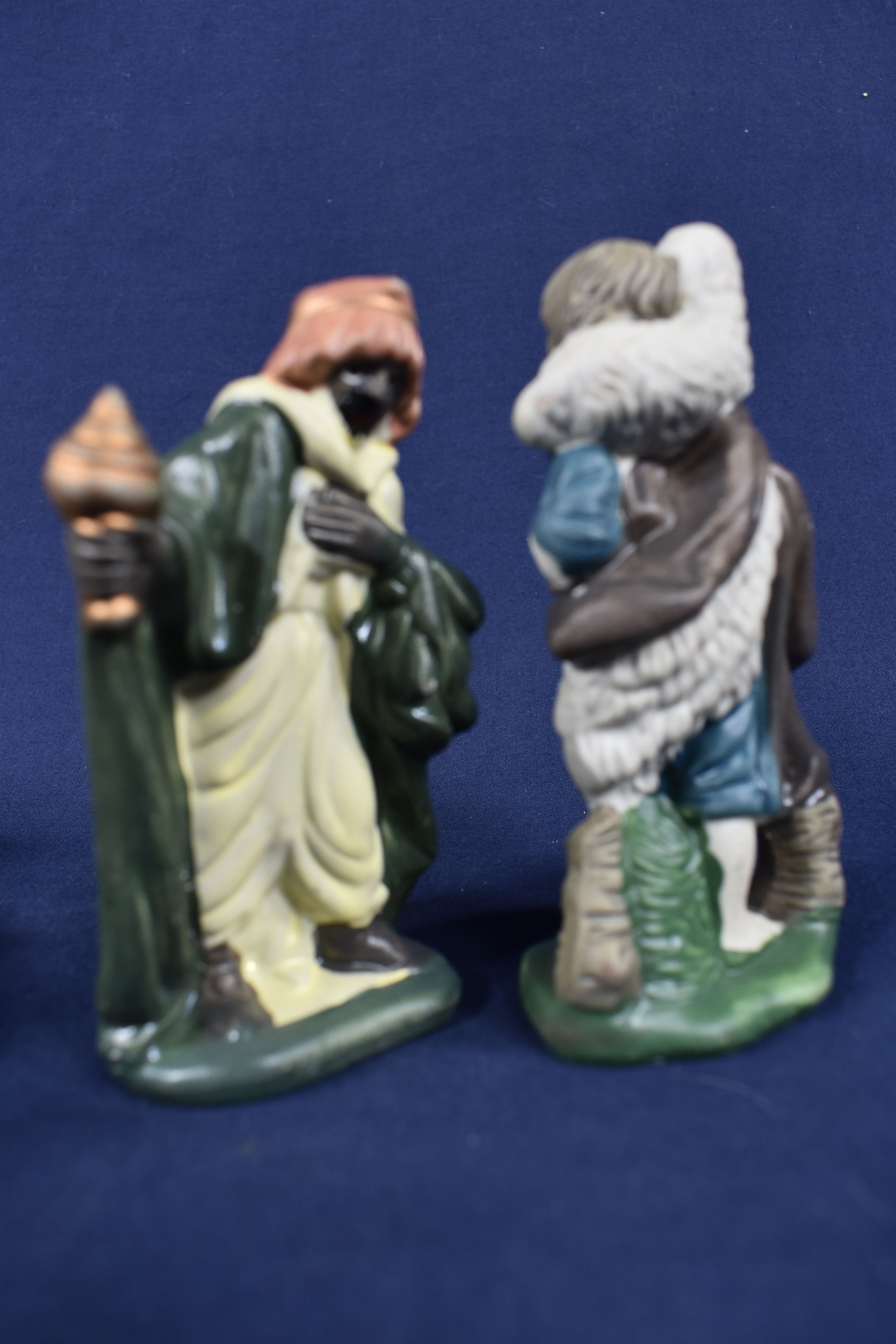 Voir photo 5 de Santons de Provence en porcelaine, 6 sujets, Marie, les Rois Mages, 2 bergers, 3 animaux âne, mouton et un ange et âne en terre cuite, peints à la main, hauteur 10 cm. Santons de Provence en porcelaine, 6 sujets, Marie, les Rois Mages, 2 bergers, 3 animaux âne, mouton et un ange et âne en terre cuite, peints à la main, hauteur 10 cm. Bon état reconditionné photo 5
