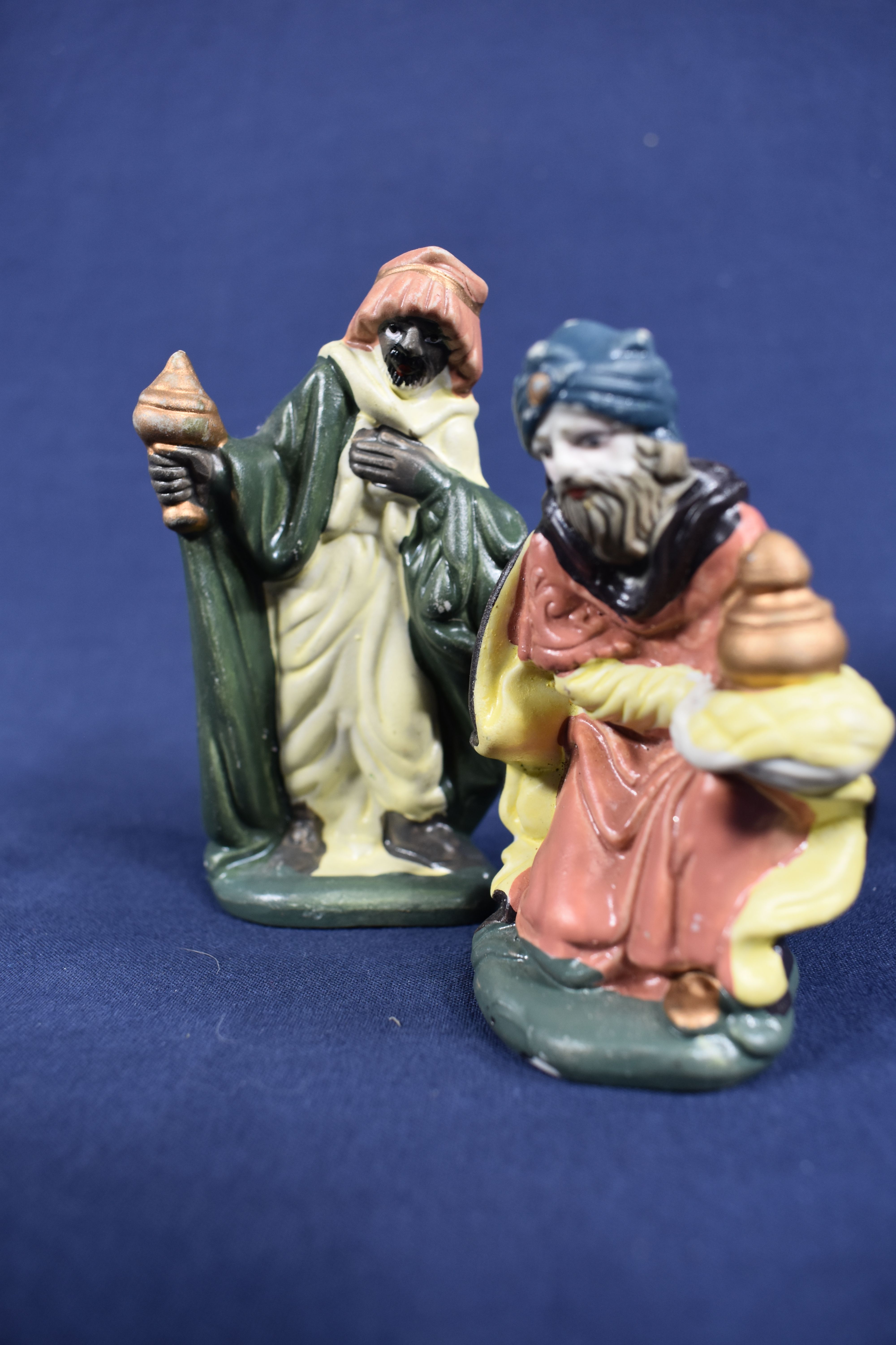Voir photo 6 de Santons de Provence en porcelaine, 6 sujets, Marie, les Rois Mages, 2 bergers, 3 animaux âne, mouton et un ange et âne en terre cuite, peints à la main, hauteur 10 cm. Santons de Provence en porcelaine, 6 sujets, Marie, les Rois Mages, 2 bergers, 3 animaux âne, mouton et un ange et âne en terre cuite, peints à la main, hauteur 10 cm. Bon état reconditionné photo 6