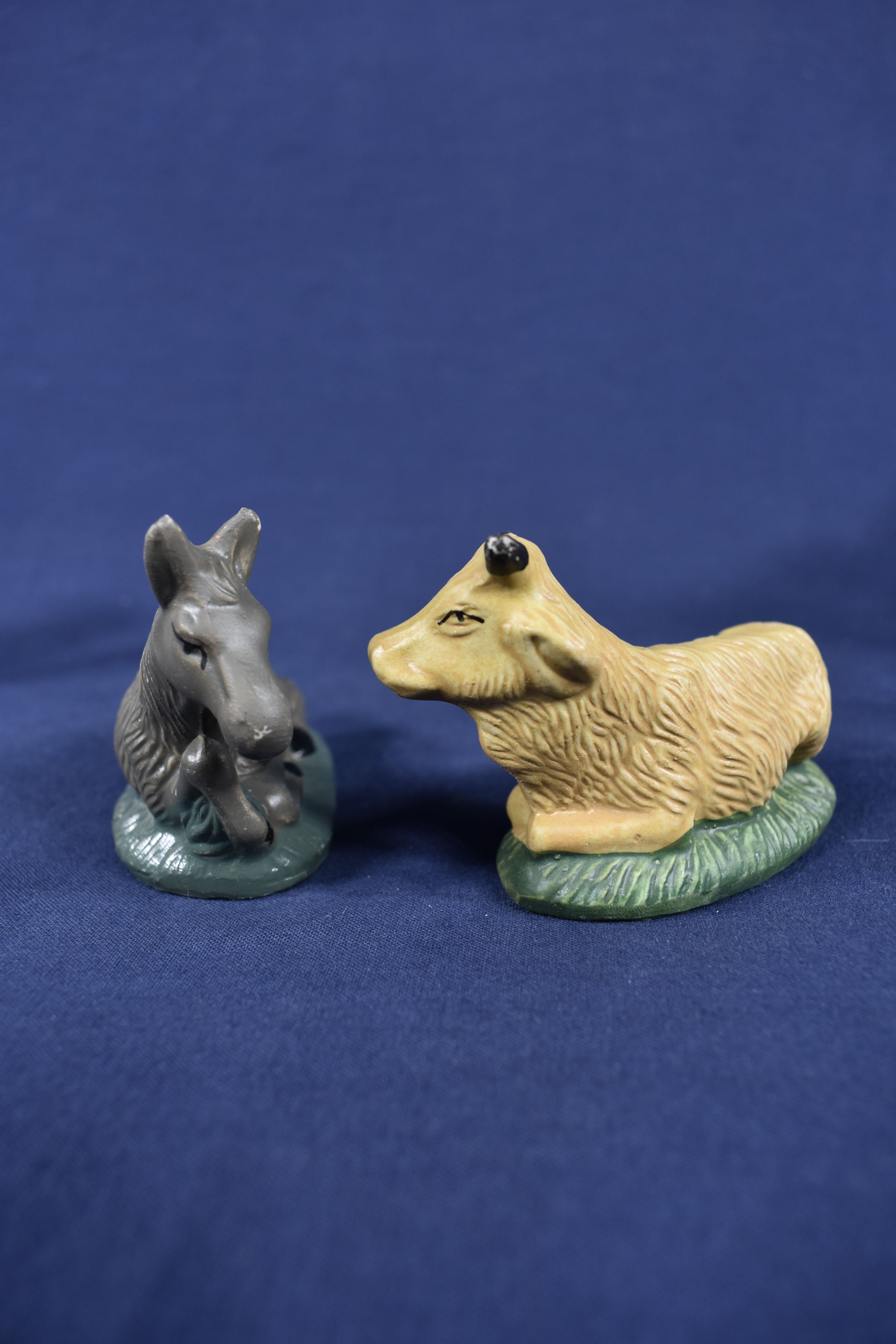 Voir photo 8 de Santons de Provence en porcelaine, 6 sujets, Marie, les Rois Mages, 2 bergers, 3 animaux âne, mouton et un ange et âne en terre cuite, peints à la main, hauteur 10 cm. Santons de Provence en porcelaine, 6 sujets, Marie, les Rois Mages, 2 bergers, 3 animaux âne, mouton et un ange et âne en terre cuite, peints à la main, hauteur 10 cm. Bon état reconditionné photo 8