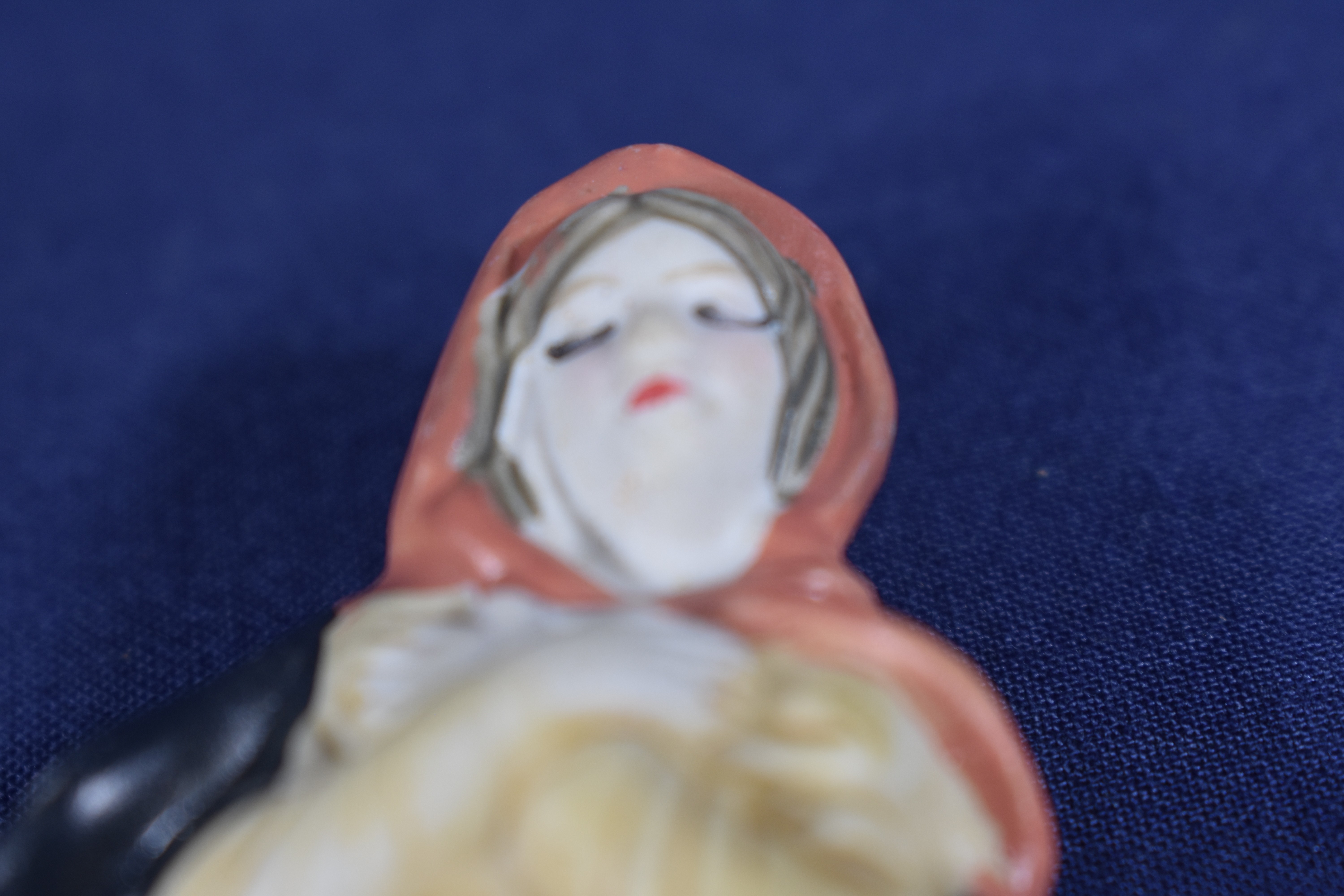 Voir photo 9 de Santons de Provence en porcelaine, 6 sujets, Marie, les Rois Mages, 2 bergers, 3 animaux âne, mouton et un ange et âne en terre cuite, peints à la main, hauteur 10 cm. Santons de Provence en porcelaine, 6 sujets, Marie, les Rois Mages, 2 bergers, 3 animaux âne, mouton et un ange et âne en terre cuite, peints à la main, hauteur 10 cm. Bon état reconditionné photo 9