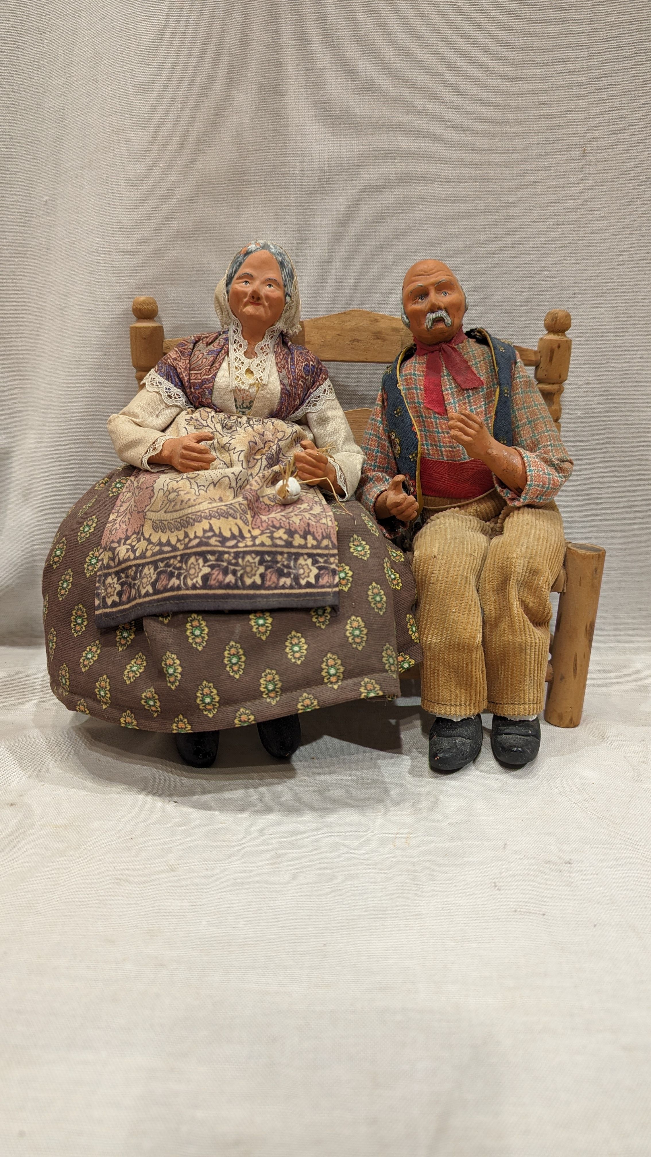 Santons de Provence représentant un couple de paysans sur un banc, Terre cuite, peint a la main État correct - 45,60 € Santons de Provence représentant un couple de paysans sur un banc, Terre cuite, peint a la main État correct reconditionné disponible sur Label Emmaüs
