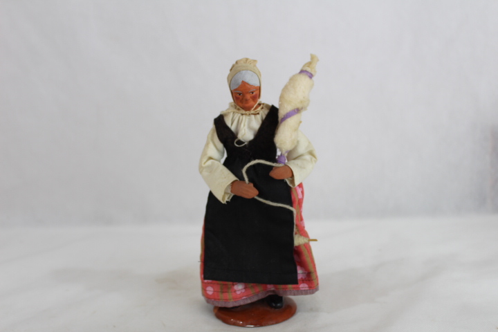 Acheter Santons de Provence - une vieille qui file la laine État correct - 10,00 € Santons de Provence - une vieille qui file la laine État correct reconditionné disponible sur Label Emmaüs
