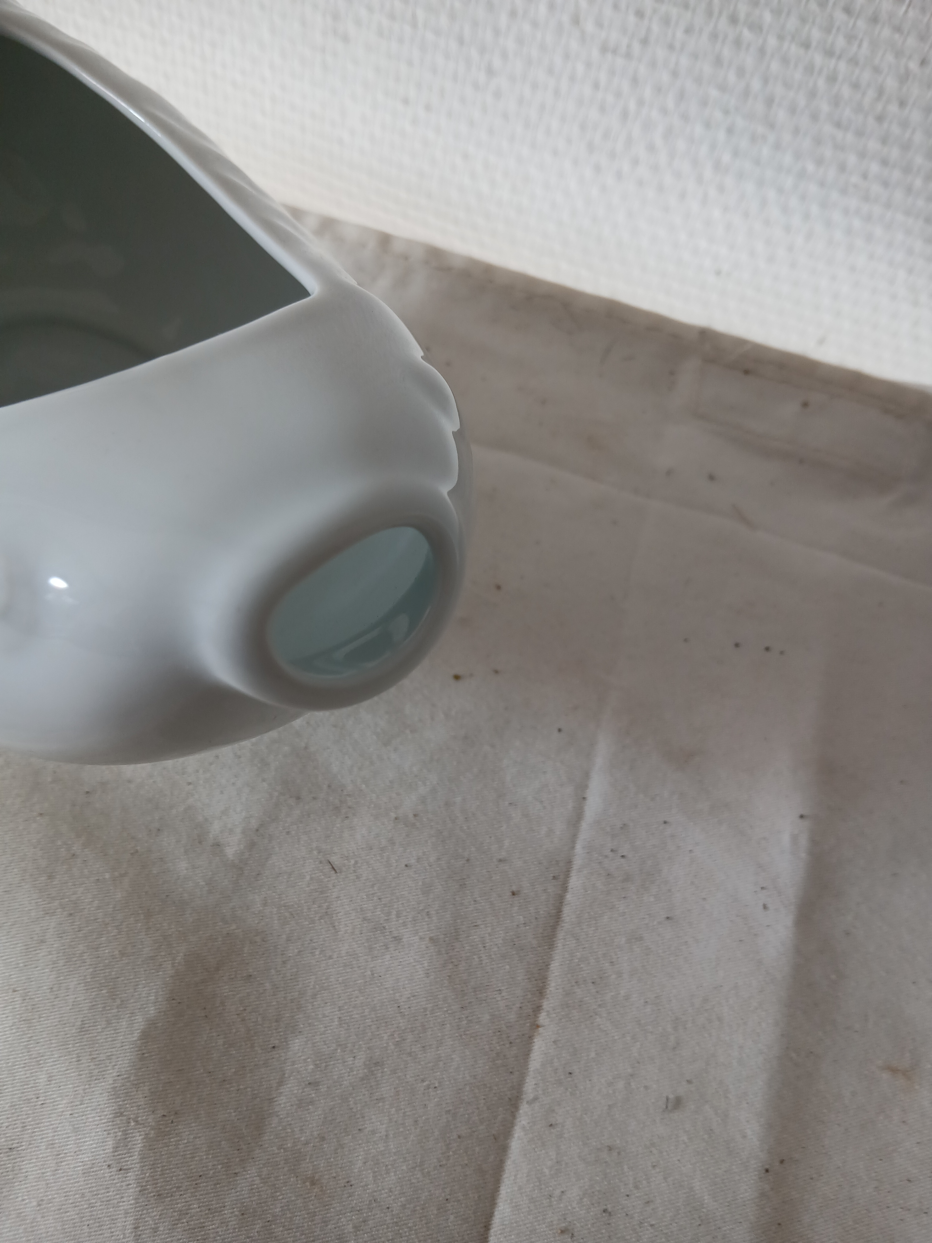 Voir photo 4 de Saucière blanche en porcelaine à forme de poisson. Saucière blanche en porcelaine à forme de poisson. Très bon état reconditionné photo 4