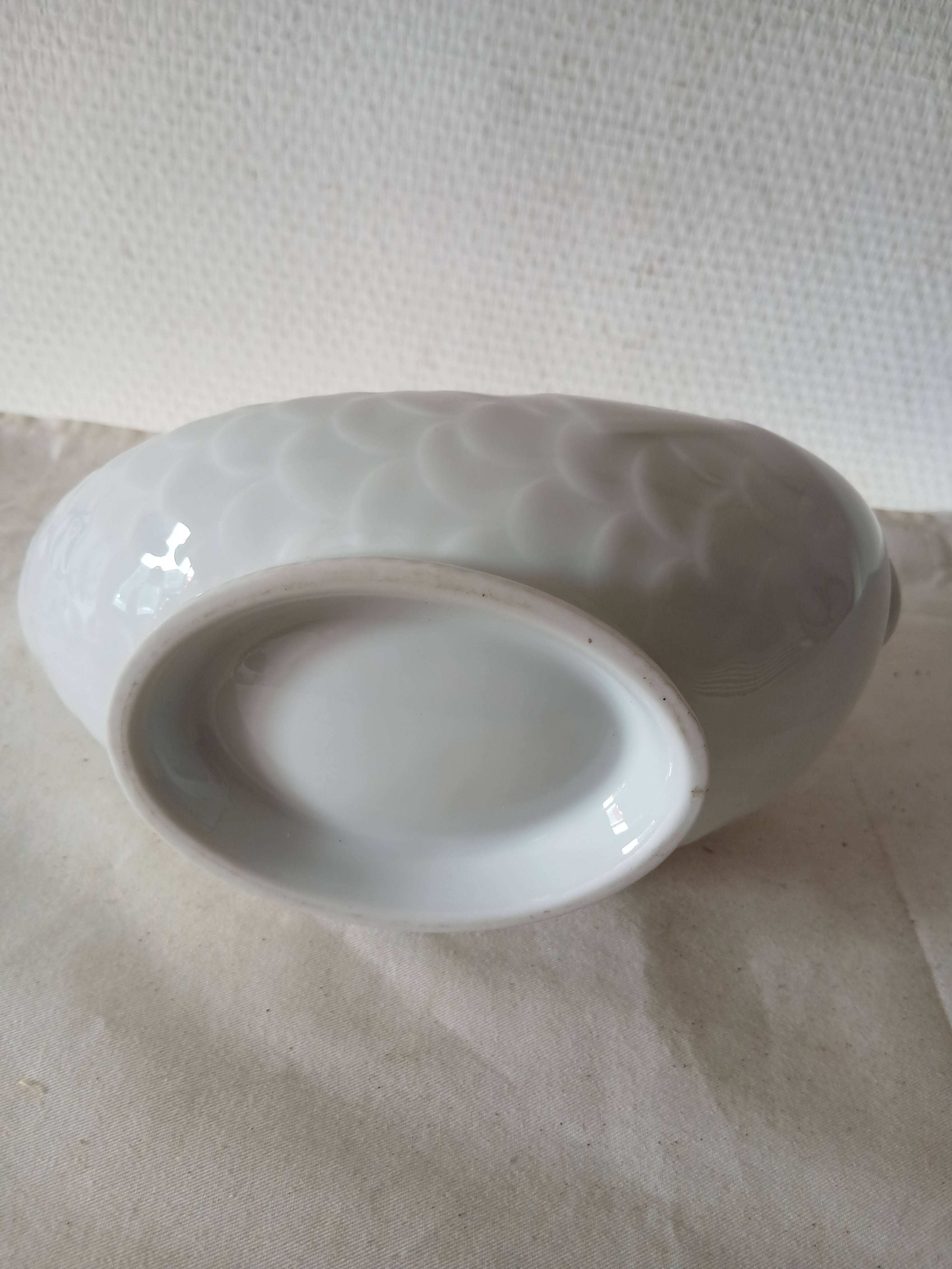 Voir photo 6 de Saucière blanche en porcelaine à forme de poisson. Saucière blanche en porcelaine à forme de poisson. Très bon état reconditionné photo 6