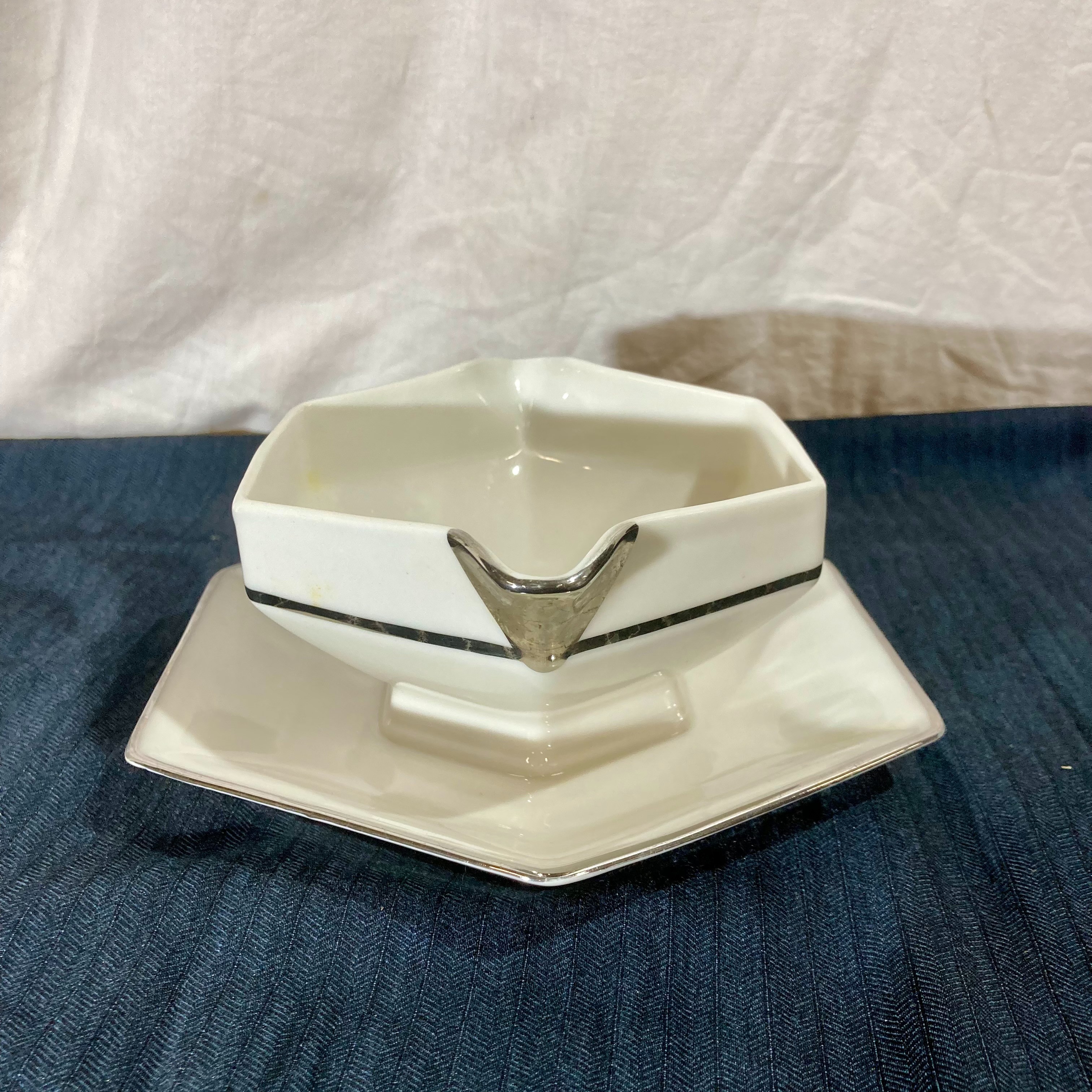 Voir photo 2 de Saucière en porcelaine année 50 Saucière en porcelaine année 50 Très bon état reconditionné photo 2