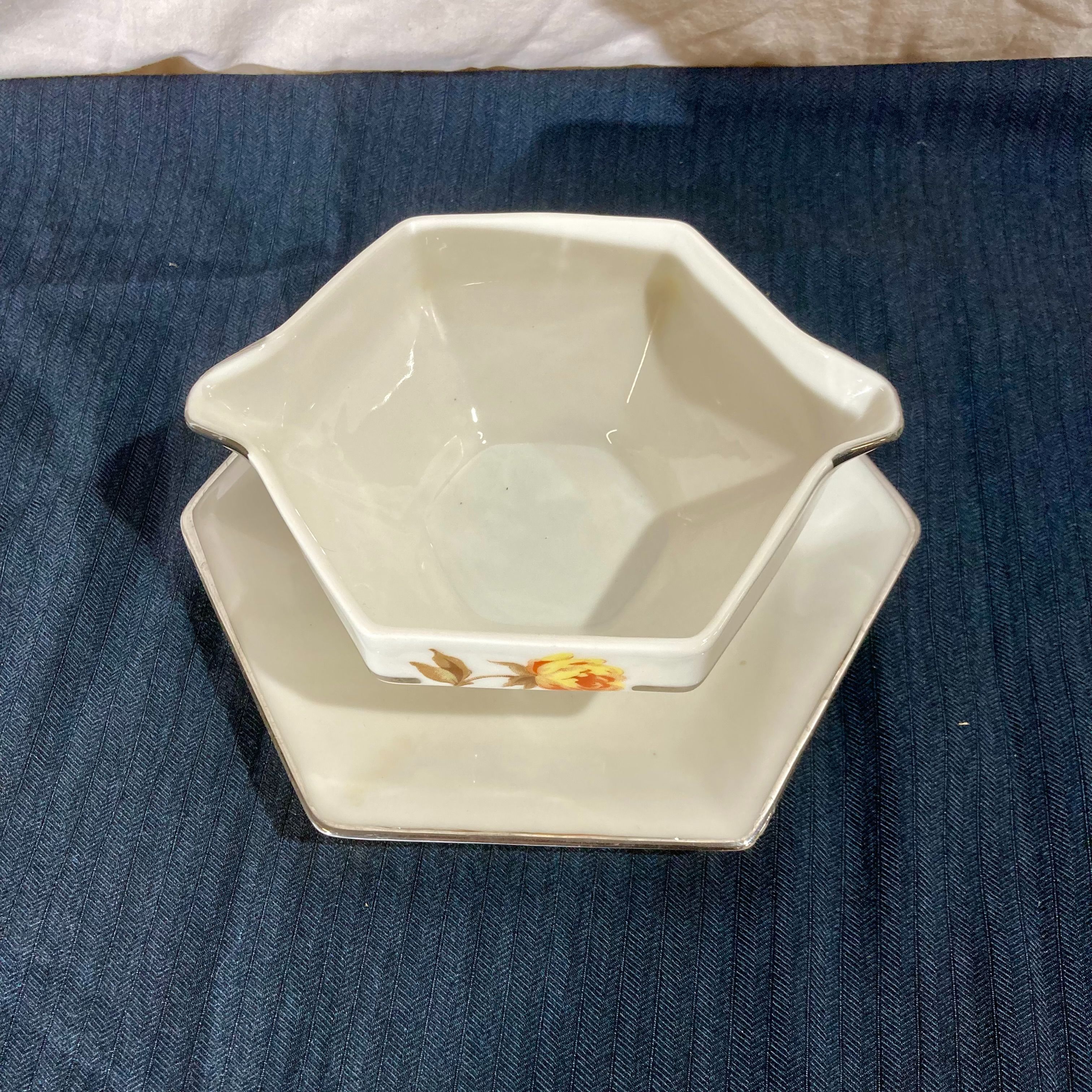Voir photo 3 de Saucière en porcelaine année 50 Saucière en porcelaine année 50 Très bon état reconditionné photo 3