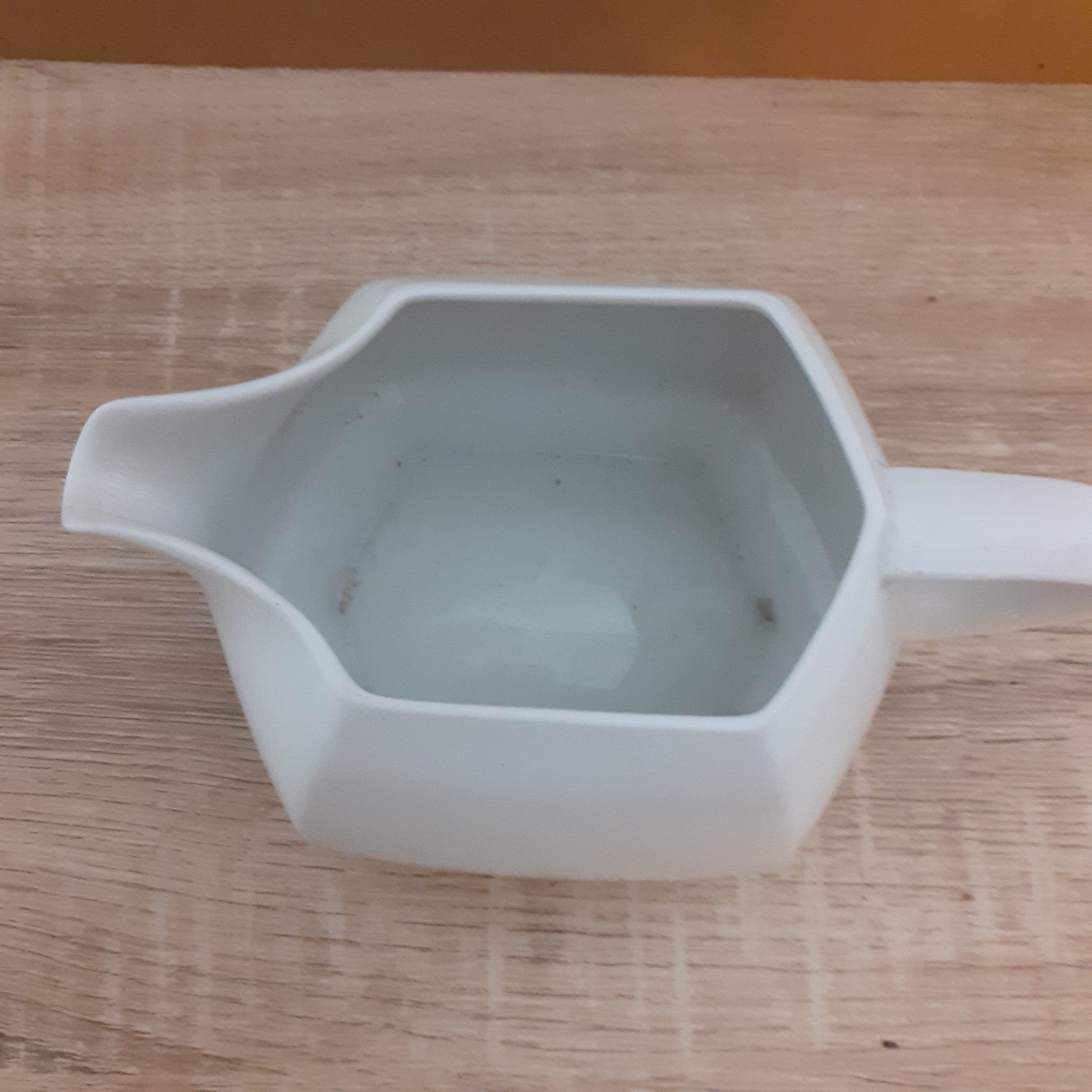 Voir photo 2 de Saucière en porcelaine blanche de marque SCHERZER Bavaria Germany en parfait état. Saucière en porcelaine blanche de marque SCHERZER Bavaria Germany en parfait état. Très bon état reconditionné photo 2